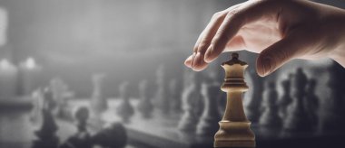 Satranç oyuncusu kızı hareket ettiriyor: satranç ve turnuva konsepti, kopya alanı olan pankart