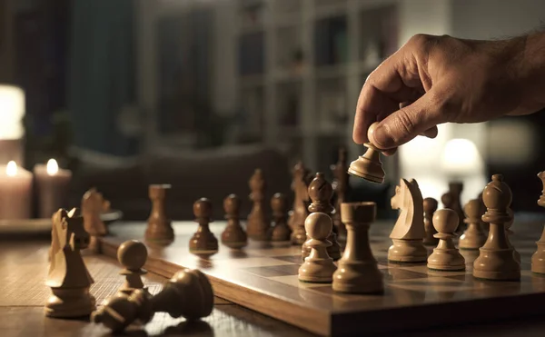Muž Drží Šachovou Figurku Hraje Sám Doma Ruka Zblízka — Stock fotografie
