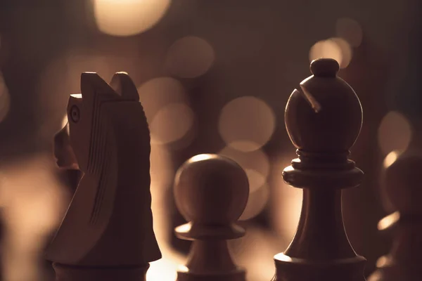 Dřevěné Šachové Figurky Šachovnici Zlaté Matné Světlo Bokeh Efektem Šachové — Stock fotografie