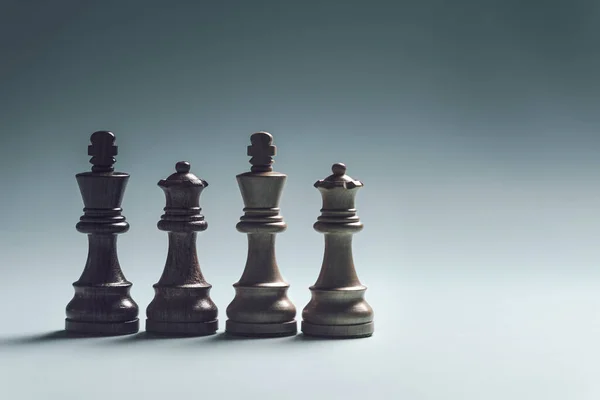 Противоположные Короли Королевы Стоят Очереди Концепция Шахматной Игры Пустое Пространство — стоковое фото