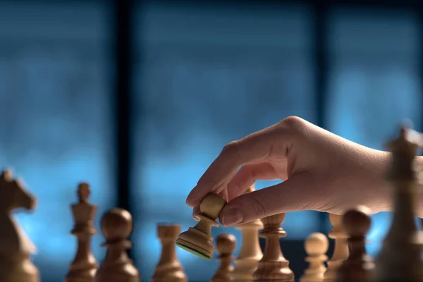 Profesyonel Oyuncu Satranç Tahtasında Piyon Taşıyor Strateji Oyunları Konsepti — Stok fotoğraf