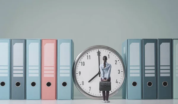 Businesswoman Holding Her Briefcase Checking Time Huge Clock She Standing — Fotografia de Stock