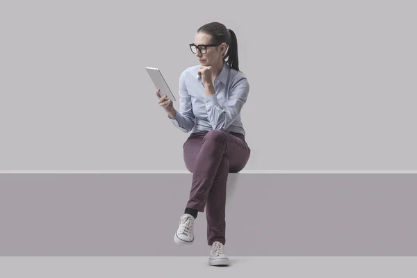 Professional Young Woman Sitting Connecting Her Touch Screen Tablet — Fotografia de Stock