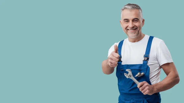 Vrolijke Reparateur Loodgieter Geeft Een Duim Omhoog Hij Glimlacht Houdt — Stockfoto