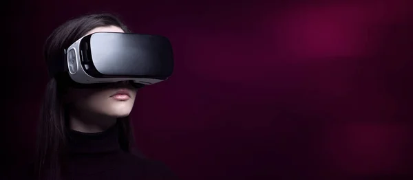 Young Beautiful Woman Wearing Headset Experiencing Virtual Reality Simulation Metaverse — 图库照片