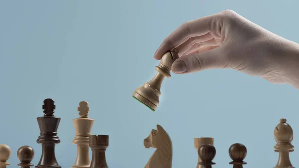 Profesyonel Oyuncu Satranç Tahtasında Satranç Oyununda Strateji Konseptinde Piyon Taşıyor — Stok fotoğraf