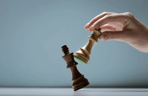 Spelare Besegrar Kungen Och Vinner Schackspel Strategi Och Taktik — Stockfoto
