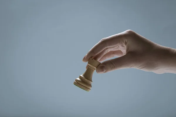 Profesyonel Oyuncu Bir Satranç Taşı Tutuyor Strateji Oyunları Konsepti — Stok fotoğraf