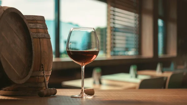 Δοκιμασία Κόκκινου Κρασιού Ποτήρι Κρασιού Και Εστιατόριο Εσωτερικό Στο Παρασκήνιο — Φωτογραφία Αρχείου