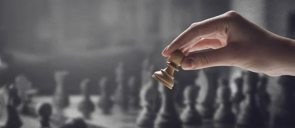 棋手在棋盘上拿着棋子和棋子游戏作为背景 比赛理念 — 图库照片