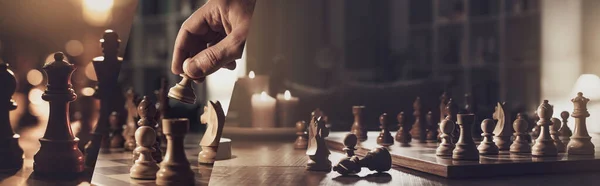 Šachy Luxusní Dřevěná Šachová Souprava Hráč Pohybující Figurky Šachovnici Strategie — Stock fotografie