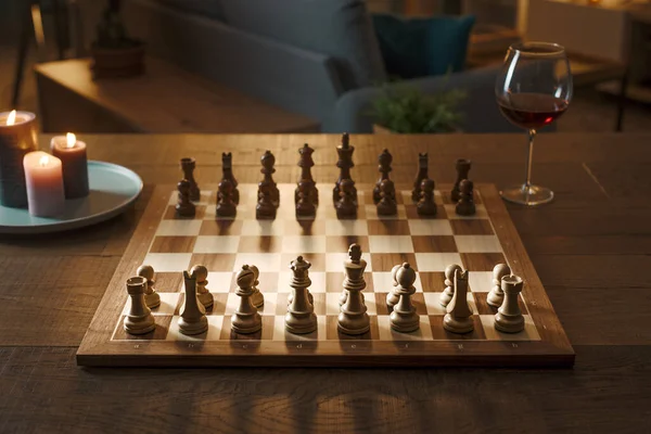 Σκάκι Κομμάτια Τοποθετημένα Στη Σκακιέρα Στο Σαλόνι Επιτραπέζια Παιχνίδια Και — Φωτογραφία Αρχείου