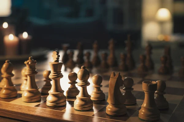 Σκάκι Κομμάτια Τοποθετημένα Στη Σκακιέρα Στο Σαλόνι Επιτραπέζια Παιχνίδια Και — Φωτογραφία Αρχείου