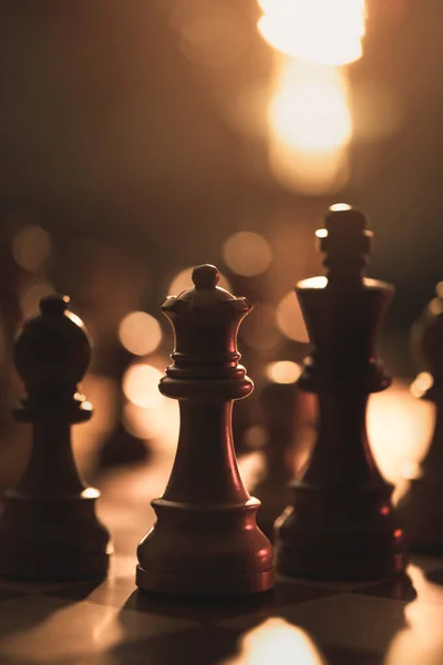 Dřevěné Šachové Figurky Šachovnici Zlaté Matné Světlo Bokeh Efektem Šachové — Stock fotografie