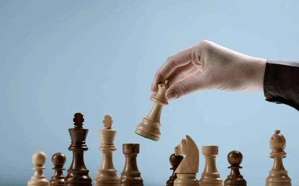Profesionální Hráč Pohybující Figurku Šachovnici Šachová Partie Strategický Koncept — Stock fotografie