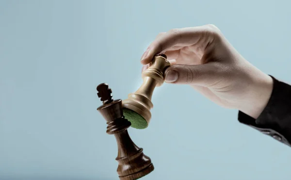 Игрок Побеждает Своего Оппонента Выигрывает Шахматную Партию Лидерство Власть — стоковое фото