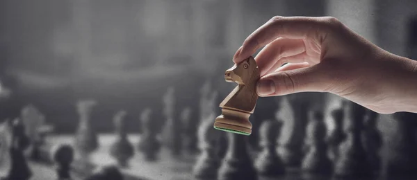 Šachista Drží Kus Šachové Partie Šachovnici Pozadí Herní Turnaj Koncept — Stock fotografie