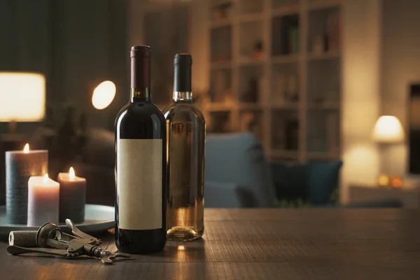 奢华的红白酒瓶放在客厅的桌子上 品酒的概念 — 图库照片
