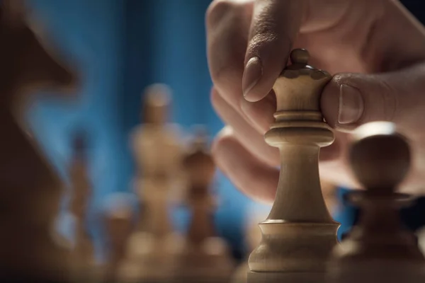 チェスをする男とチェスボード上の作品を移動し 手を閉じると 戦略ゲームの概念 — ストック写真