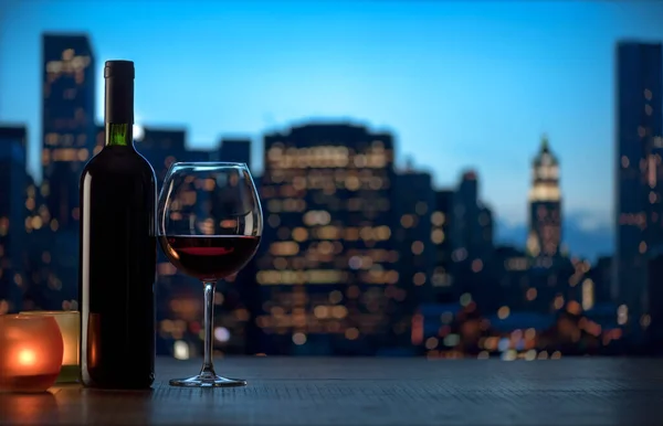 Romantische Rotweinprobe Mit Kerzen Und Nächtlicher Skyline — Stockfoto