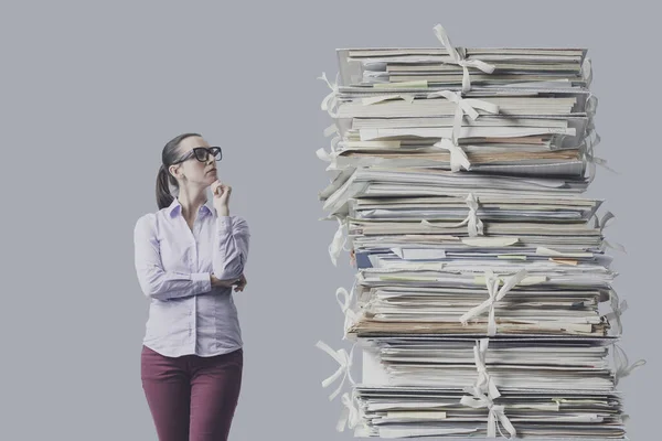 Femme Affaires Frustrée Regardant Une Énorme Pile Dossiers Documents Bureaucratie — Photo