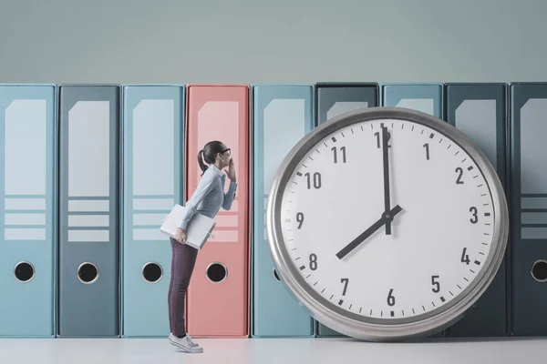 Wstrząśnięta Bizneswoman Sprawdzając Czas Wielkim Zegarze Spóźnia Się Termin — Zdjęcie stockowe