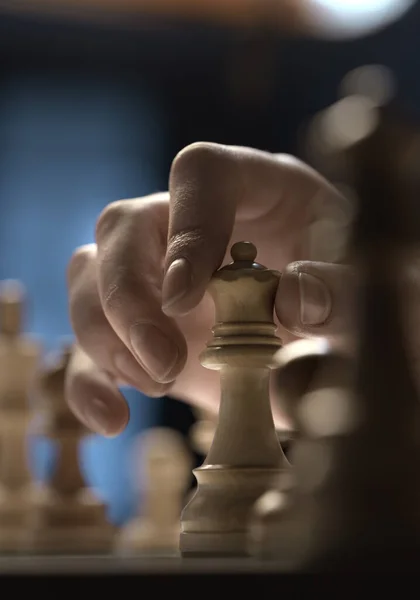 Άνθρωπος Που Παίζει Σκάκι Και Κινείται Ένα Κομμάτι Στη Σκακιέρα — Φωτογραφία Αρχείου
