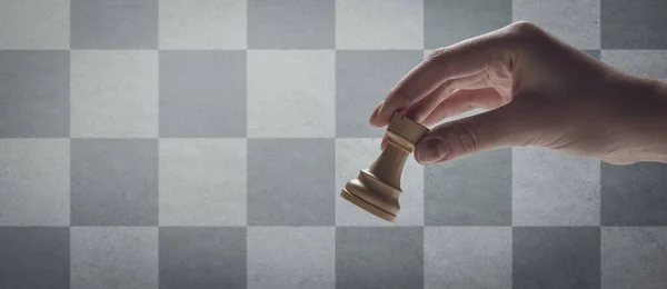 Σκάκι Παίκτης Κρατώντας Ένα Πύργο Σκακιέρα Στο Παρασκήνιο Κενό Χώρο — Φωτογραφία Αρχείου