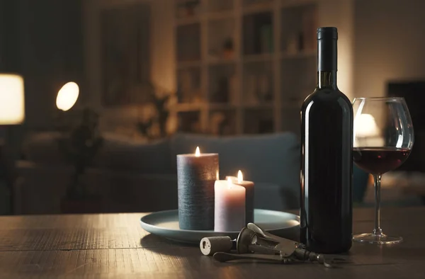 很好的红酒味道 点燃的蜡烛和软木塞钉 放在客厅的桌子上 — 图库照片