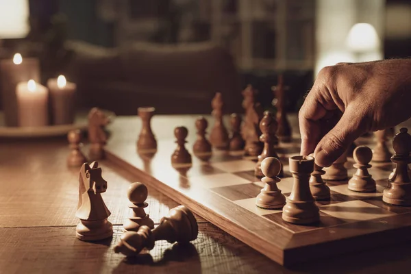 Muž Drží Šachovou Figurku Hraje Sám Doma Ruka Zblízka — Stock fotografie
