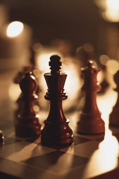 Šachové Figurky Šachovnici Zlaté Matné Světlo Šachové Hry Strategický Koncept — Stock fotografie