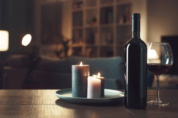 浪漫的葡萄酒 用点燃的蜡烛和室内空气在家里品酒 — 图库照片