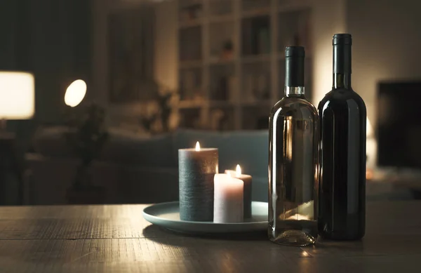 自宅のリビングルームのテーブルの上に豪華な赤と白のワインボトル ワインの試飲コンセプト — ストック写真