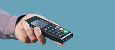 Dijital ödemeler, perakende ve e-ödeme kavramı için POS terminali tutan adam