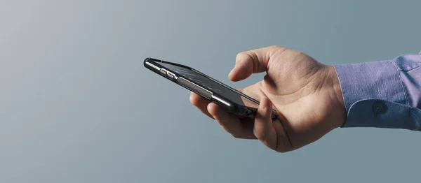 Επιχειρηματίας Που Συνδέεται Smartphone Του Χρησιμοποιεί Εφαρμογές Και Online Υπηρεσίες — Φωτογραφία Αρχείου