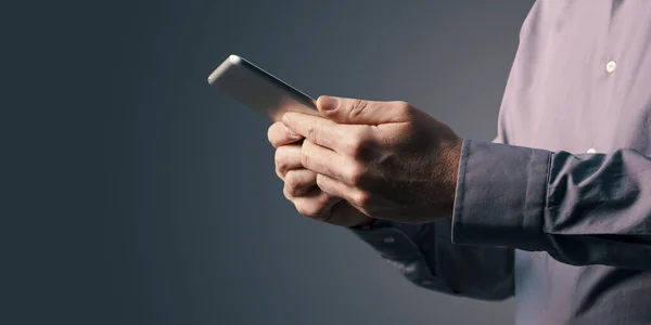 Zakenman Die Verbinding Maakt Met Zijn Smartphone Gebruikt Apps Online — Stockfoto
