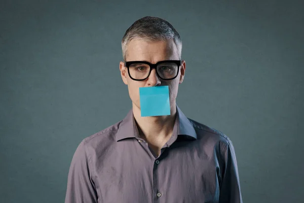 Hombre Silencioso Con Gafas Tiene Una Nota Boca — Foto de Stock