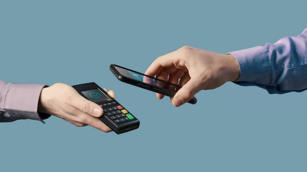 Mann Tätigt Kontaktlose Transaktion Mit Seinem Smartphone Digitales Zahlungskonzept — Stockfoto