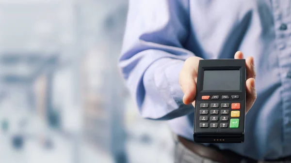 Empresário Mostrando Terminal Pos Conceito Pagamentos Eletrônicos — Fotografia de Stock