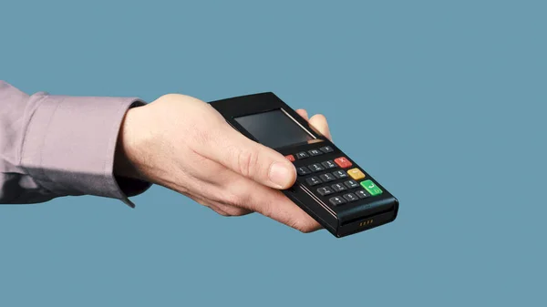 Man Het Bezit Van Een Betaalterminal Voor Digitale Betalingen Retail — Stockfoto