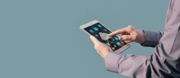 Man Met Een Tablet Toegang Tot Clouddiensten Online — Stockfoto