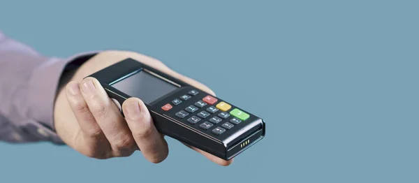Mann Mit Kassenterminal Für Digitales Bezahlen Einzelhandel Und Payment Konzept — Stockfoto