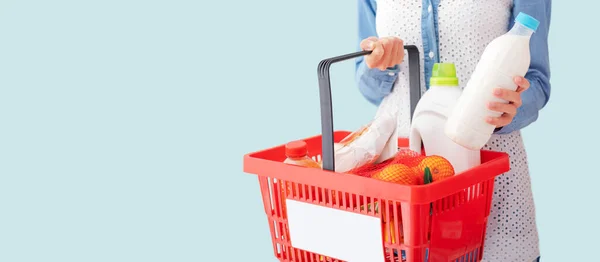 Žena Nakupování Supermarketu Ona Nákupním Košíkem Láhev Mléka — Stock fotografie
