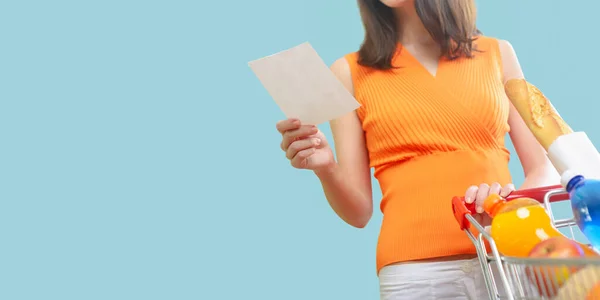 Vrouw Doet Boodschappen Controleert Haar Boodschappenlijstje Lege Kopieerruimte — Stockfoto