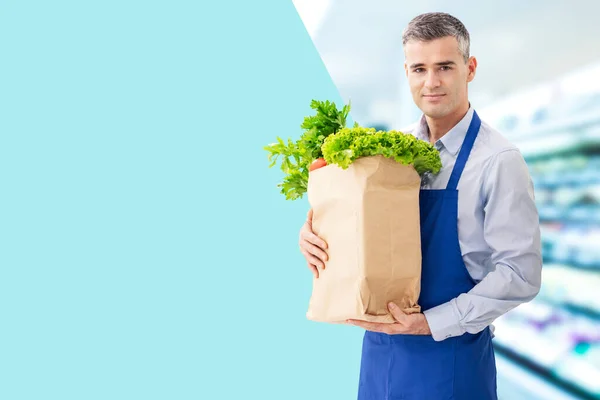 Empleado Profesional Del Supermercado Sosteniendo Una Bolsa Comestibles Con Verduras —  Fotos de Stock