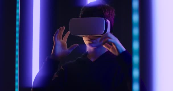 Benutzer Interagiert Mit Virtueller Realität — Stockvideo
