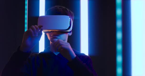 Benutzer Interagiert Mit Virtueller Realität — Stockvideo