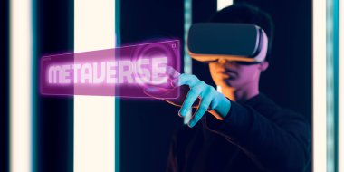 VR kulaklık takan ve sanal ekran ile etkileşime giren genç kullanıcı, metaevrene erişiyor