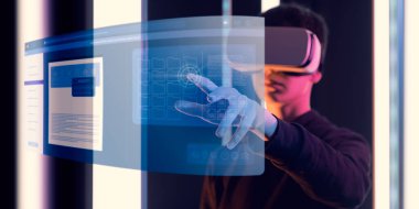VR kulaklık takan kullanıcı, sanal ekranlar ve kullanıcı arayüzleri ile etkileşimde, sanal masaüstü konsepti