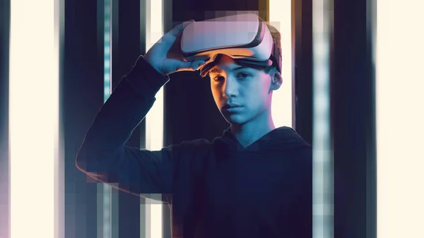 Adolescente Confiante Vestindo Fone Ouvido Experimentando Realidade Virtual Ele Está — Fotografia de Stock